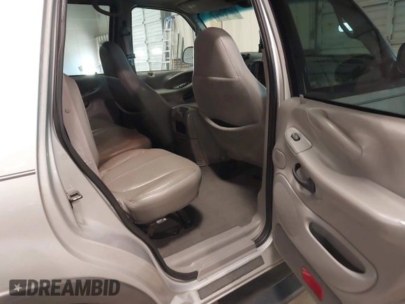2000 Ford Expedition XLT with VIN 1FMRU1569YLB32940, listed as a IAAI auction lot 41316582 with 290,095 mi miles. Bid and sale history available at carsss.com. Image 8.