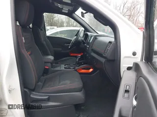 2022 Nissan Frontier SV z VIN 1N6ED1EJ2NN646035, wystawiony jako IAAI lot #41702459 z przebiegiem 93 030 mil mil oraz . Historia ofert i sprzedaży dostępna na DreamBid. Obrazek 5.