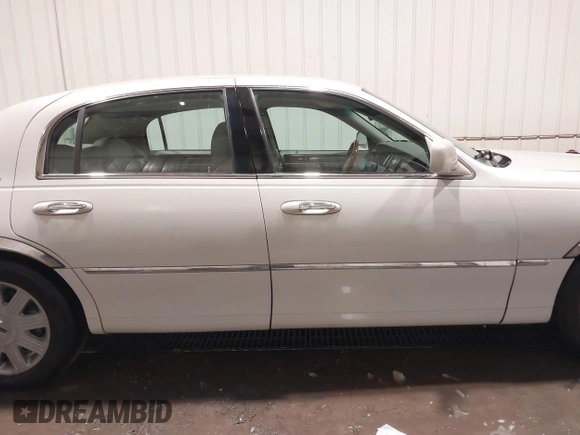 2004 Lincoln Town Car Ultimate z VIN 1LNHM83W74Y640747, wystawiony jako IAAI lot #41612377 z przebiegiem 36 400 mil mil oraz . Historia ofert i sprzedaży dostępna na DreamBid. Obrazek 14.