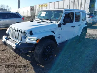 2023 Jeep Wrangler Sahara z VIN 1C4JJXP6XPW579817, wystawiony jako IAAI lot #41740203 z przebiegiem 19 716 mil mil oraz . Historia ofert i sprzedaży dostępna na DreamBid. Obrazek 2.