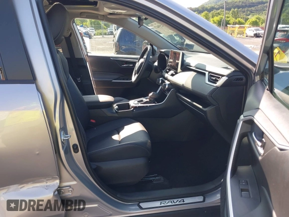 2024 Toyota RAV4 XLE Premium z VIN 2T3A1RFV2RC461798, wystawiony jako IAAI lot #42556671 z przebiegiem 14 319 mil mil oraz . Historia ofert i sprzedaży dostępna na DreamBid. Obrazek 5.