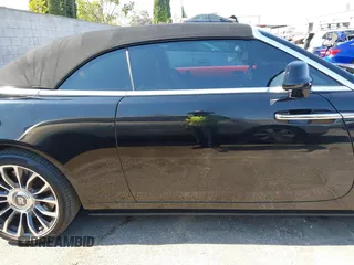 2018 Rolls-Royce Dawn z VIN SCA666D59JU115652, wystawiony jako IAAI lot #39811506 z przebiegiem 21 608 mil mil oraz . Historia ofert i sprzedaży dostępna na DreamBid. Obrazek 13.