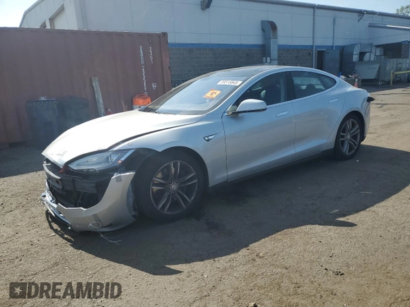 2013 Tesla Model S z VIN 5YJSA1CG9DFP06427, wystawiony jako Copart lot #59515845 z przebiegiem 49 446 mil mil oraz Szkoda całkowita • Salvage title. Historia ofert i sprzedaży dostępna na DreamBid. Obrazek 1.