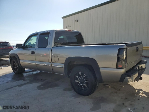 2002 GMC Sierra 1500 SLT with VIN 1GTEC19T42Z241901, listed as a Copart auction lot 45695015 with 166,602 mi miles and Salvage Title. Bid and sale history available at carsss.com. Image 2.