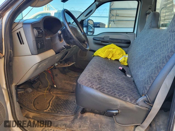 2007 Ford F-250 XL z VIN 1FTNF21517EB22731, wystawiony jako IAAI lot #42563444 z przebiegiem 165 792 mil mil oraz . Historia ofert i sprzedaży dostępna na DreamBid. Obrazek 3.