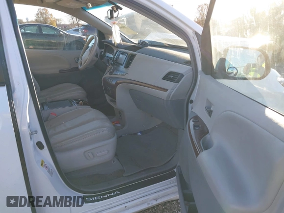 2013 Toyota Sienna XLE AAS z VIN 5TDYK3DC4DS305068, wystawiony jako IAAI lot #40909667 z przebiegiem 227 746 mil mil oraz . Historia ofert i sprzedaży dostępna na DreamBid. Obrazek 5.
