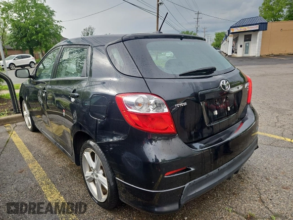 2009 Toyota Matrix S z VIN 2T1KE40EX9C021017, wystawiony jako Copart lot #57352005 z przebiegiem 120 332 mil mil oraz Czysty tytuł • Clean title. Historia ofert i sprzedaży dostępna na DreamBid. Obrazek 3.