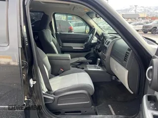 2008 Dodge Nitro SLT z VIN 1D8GU58K68W145253, wystawiony jako Copart lot #43768705 z przebiegiem 167 904 mil mil oraz Czysty tytuł • Clean title. Historia ofert i sprzedaży dostępna na DreamBid. Obrazek 5.