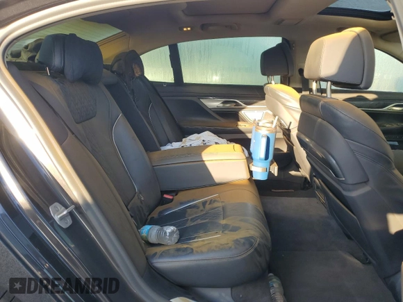 2021 BMW 7 Series 740i z VIN WBA7T2C06MCG10258, wystawiony jako Copart lot #43330265 z przebiegiem 37 938 mil mil oraz Nie do naprawy • Non repairable. Historia ofert i sprzedaży dostępna na DreamBid. Obrazek 10.