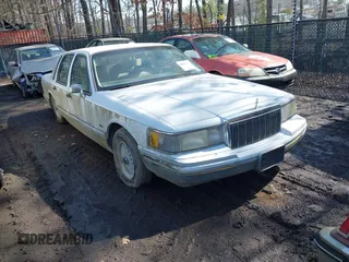 1992 Lincoln Town Car Signature z VIN 1LNLM82W8NY753930, wystawiony jako IAAI lot #41569837 z przebiegiem 171 986 mil mil oraz . Historia ofert i sprzedaży dostępna na DreamBid. Obrazek 1.