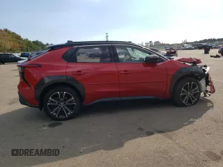 2023 Subaru Solterra Premium z VIN JTMABABA9PA001288, wystawiony jako Copart lot #71237833 z przebiegiem Nie podano mil oraz . Historia ofert i sprzedaży dostępna na DreamBid. Obrazek 3.