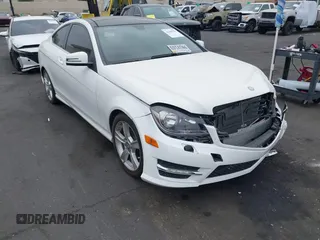 2014 Mercedes-Benz C 250 z VIN WDDGJ4HB8EG289464, wystawiony jako IAAI lot #42349250 z przebiegiem 104 818 mil mil oraz . Historia ofert i sprzedaży dostępna na DreamBid. Obrazek 1.