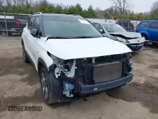 2023 Kia Seltos S z VIN KNDEUCAA4P7417707, wystawiony jako IAAI lot #41957792 z przebiegiem 43 798 mil mil oraz . Historia ofert i sprzedaży dostępna na DreamBid. Obrazek 1.