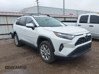 2025 Toyota RAV4 XLE Premium z VIN 2T3C1RFV5SW369078, wystawiony jako IAAI lot #42062592 z przebiegiem 915 mil mil oraz . Historia ofert i sprzedaży dostępna na DreamBid. Obrazek 1.