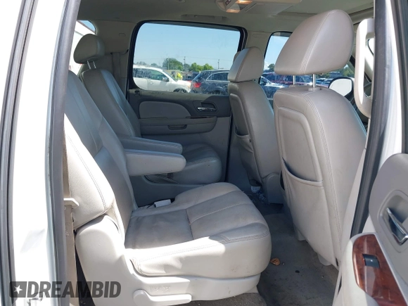 2007 Chevrolet Suburban LT with VIN 1GNFK16327J231618, listed as a IAAI auction lot 42172191 with 216,729 mi miles and . Bid and sale history available at DreamBid. Image 8.
