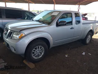 2015 Nissan Frontier SV z VIN 1N6AD0CW8FN737531, wystawiony jako IAAI lot #40278710 z przebiegiem 136 517 mil mil oraz . Historia ofert i sprzedaży dostępna na DreamBid. Obrazek 2.