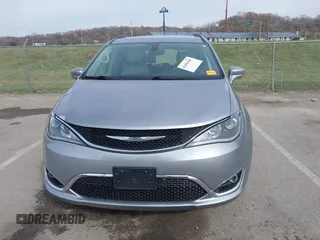 2017 Chrysler Pacifica Touring L z VIN 2C4RC1BG2HR503660, wystawiony jako IAAI lot #41856205 z przebiegiem 78 913 mil mil oraz . Historia ofert i sprzedaży dostępna na DreamBid. Obrazek 12.