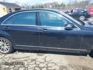 2009 Mercedes-Benz S-Class 5.5L V8 with VIN WDDNG86X39A281373, listed as a IAAI auction lot 42032509 with 197,221 mi miles. Bid and sale history available at carsss.com. Image 13.