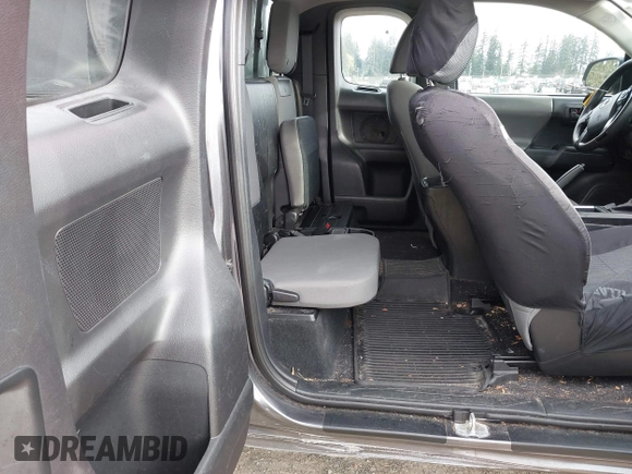 2018 Toyota Tacoma SR z VIN 5TFSX5EN0JX062612, wystawiony jako IAAI lot #41993211 z przebiegiem 92 586 mil mil oraz . Historia ofert i sprzedaży dostępna na DreamBid. Obrazek 8.