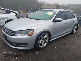 2012 Volkswagen Passat S z VIN 1VWAP7A38CC026671, wystawiony jako IAAI lot #42196429 z przebiegiem 241 904 mil mil oraz . Historia ofert i sprzedaży dostępna na DreamBid. Obrazek 2.