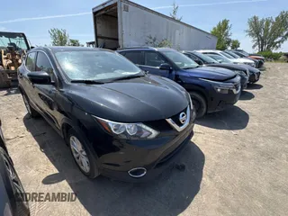 2017 Nissan Rogue S z VIN JN1BJ1CP6HW003033, wystawiony jako Copart lot #61389375 z przebiegiem 251 089 mil mil oraz Czysty tytuł • Clean title. Historia ofert i sprzedaży dostępna na DreamBid. Obrazek 1.