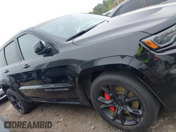 2017 Jeep Grand Cherokee SRT z VIN 1C4RJFDJ7HC683240, wystawiony jako IAAI lot #41919995 z przebiegiem 122 030 mil mil oraz . Historia ofert i sprzedaży dostępna na DreamBid. Obrazek 13.