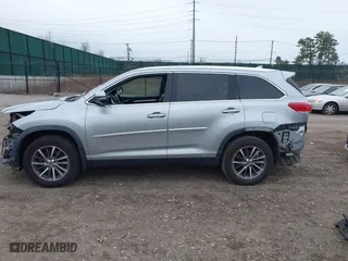 2019 Toyota Highlander SE with VIN 5TDJZRFH8KS727883, listed as a IAAI auction lot 41882956 with 56,043 mi miles. Bid and sale history available at carsss.com. Image 14.