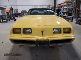 1981 Pontiac Firebird z VIN 1G2AT87H0BL111028, wystawiony jako Copart lot #77801124 z przebiegiem 17 025 mil mil oraz Tytuł czysty. Historia ofert i sprzedaży dostępna na DreamBid. Obrazek 5.