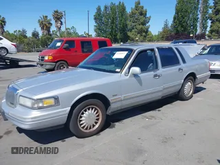 1997 Lincoln Town Car Cartier z VIN 1LNLM83W3VY744356, wystawiony jako IAAI lot #42366827 z przebiegiem 180 778 mil mil oraz . Historia ofert i sprzedaży dostępna na DreamBid. Obrazek 2.