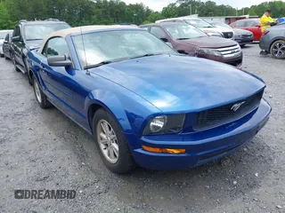 2007 Ford Mustang Deluxe z VIN 1ZVFT84N575262368, wystawiony jako IAAI lot #42367116 z przebiegiem 121 069 mil mil oraz . Historia ofert i sprzedaży dostępna na DreamBid. Obrazek 1.