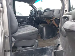 2002 Chevrolet Express with VIN 1GAHG39R321146397, listed as a IAAI auction lot 41701980 with Not Provided miles. Bid and sale history available at carsss.com. Image 5.