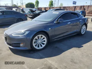 2019 Tesla Model S 75D z VIN 5YJSA1E2XKF305595, wystawiony jako Copart lot #51838965 z przebiegiem Nie podano mil oraz Szkoda całkowita • Salvage title. Historia ofert i sprzedaży dostępna na DreamBid. Obrazek 1.