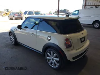 2009 MINI Hardtop S с VIN WMWMF73509TW82449, выставлен на аукционе IAAI как лот 42304286 с пробегом Не указан миль и . История ставок и продаж доступна на DreamBid. Изображение 3.