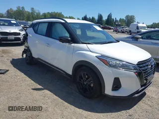 2023 Nissan Kicks SR z VIN 3N1CP5DV3PL539997, wystawiony jako IAAI lot #42352528 z przebiegiem 52 259 mil mil oraz . Historia ofert i sprzedaży dostępna na DreamBid. Obrazek 1.