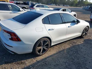 2024 Volvo S60 Plus Dark Theme z VIN 7JRL12TL6RG310347, wystawiony jako IAAI lot #40331210 z przebiegiem 1 259 mil mil oraz . Historia ofert i sprzedaży dostępna na DreamBid. Obrazek 4.