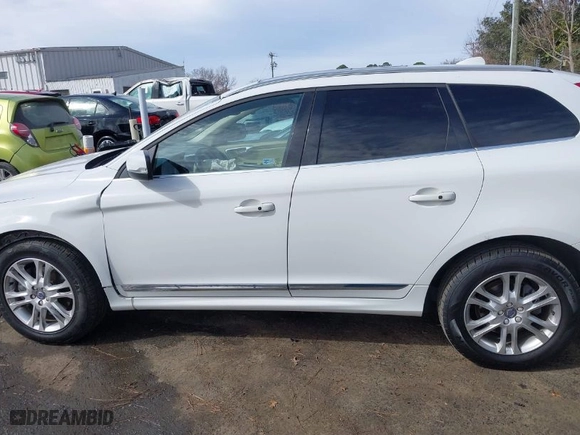 2015 Volvo XC60 T5 with VIN YV4612RK1F2730923, listed as a IAAI auction lot 41718249 with 186,856 mi miles. Bid and sale history available at carsss.com. Image 14.