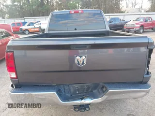 2018 Ram 1500 Tradesman z VIN 1C6RR6FG8JS284091, wystawiony jako IAAI lot #41439973 z przebiegiem 62 429 mil mil oraz . Historia ofert i sprzedaży dostępna na DreamBid. Obrazek 16.