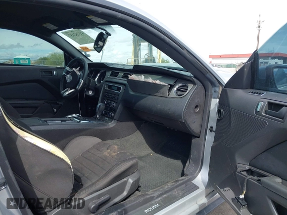 2013 Ford Mustang V6 z VIN 1ZVBP8AM2D5262788, wystawiony jako IAAI lot #41782437 z przebiegiem 54 013 mil mil oraz . Historia ofert i sprzedaży dostępna na DreamBid. Obrazek 5.