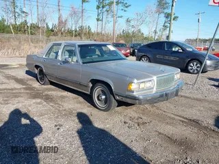 1989 Mercury Grand Marquis z VIN 2MEBM75F1KX629370, wystawiony jako IAAI lot #41718097 z przebiegiem 98 862 mil mil oraz . Historia ofert i sprzedaży dostępna na DreamBid. Obrazek 1.