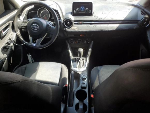2016 Scion iA z VIN 3MYDLBZV3GY122064, wystawiony jako Copart lot #57616435 z przebiegiem 100 556 mil mil oraz Szkoda całkowita • Salvage title. Historia ofert i sprzedaży dostępna na DreamBid. Obrazek 8.