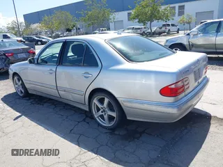 2001 Mercedes-Benz E 320 z VIN WDBJF65J51B311774, wystawiony jako IAAI lot #41953089 z przebiegiem 170 338 mil mil oraz . Historia ofert i sprzedaży dostępna na DreamBid. Obrazek 6.