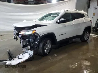 2022 Jeep Compass Latitude with VIN 3C4NJDBB0NT208091, listed as a Copart auction lot 43865705 with 6,761 mi miles and Salvage Title. Bid and sale history available at carsss.com. Image 1.