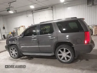 2010 Cadillac Escalade Luxury z VIN 1GYUKBEF8AR271903, wystawiony jako IAAI lot #41389169 z przebiegiem 161 364 mil mil oraz . Historia ofert i sprzedaży dostępna na DreamBid. Obrazek 14.