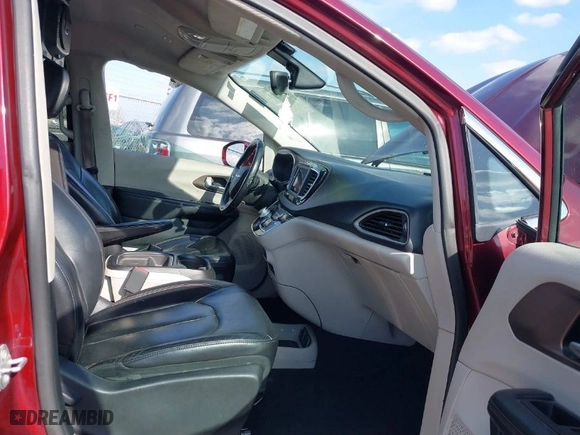 2018 Chrysler Pacifica Touring L with VIN 2C4RC1BG4JR211238, listed as a IAAI auction lot 41547148 with NaN miles. Bid and sale history available at carsss.com. Image 5.