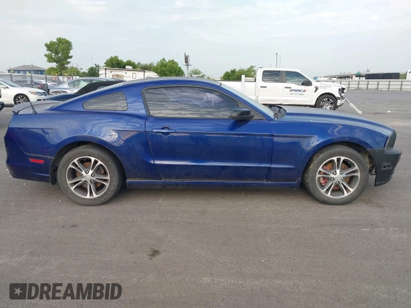 2014 Ford Mustang V6 z VIN 1ZVBP8AM7E5287817, wystawiony jako IAAI lot #42642851 z przebiegiem 203 384 mil mil oraz . Historia ofert i sprzedaży dostępna na DreamBid. Obrazek 13.