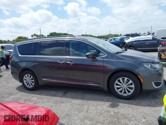 2017 Chrysler Pacifica Touring L z VIN 2C4RC1BG9HR613024, wystawiony jako IAAI lot #42112148 z przebiegiem 125 898 mil mil oraz . Historia ofert i sprzedaży dostępna na DreamBid. Obrazek 13.