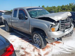 2007 GMC Sierra 2500HD SLT z VIN 1GTHK29667E565320, wystawiony jako IAAI lot #42128165 z przebiegiem 210 268 mil mil oraz . Historia ofert i sprzedaży dostępna na DreamBid. Obrazek 1.