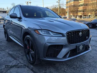 2021 Jaguar F-Pace SVR z VIN SADCZ2EE3MA680600, wystawiony jako Copart lot #44304755 z przebiegiem 40 477 mil mil oraz Czysty tytuł • Clean title. Historia ofert i sprzedaży dostępna na DreamBid. Obrazek 1.