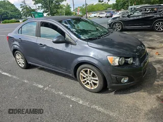2012 Chevrolet Sonic LT z VIN 1G1JC5SHXC4182355, wystawiony jako Copart lot #59371035 z przebiegiem 116 147 mil mil oraz Czysty tytuł • Clean title. Historia ofert i sprzedaży dostępna na DreamBid. Obrazek 1.