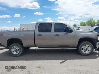 2012 GMC Sierra 2500HD SLT z VIN 1GT121C81CF186445, wystawiony jako IAAI lot #42170069 z przebiegiem 133 098 mil mil oraz . Historia ofert i sprzedaży dostępna na DreamBid. Obrazek 13.